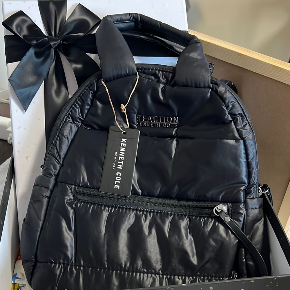🔖 Kenneth Cole Light Weight Black Backpack